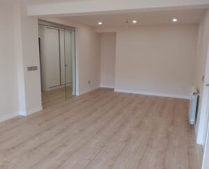 Salón reformado con un estilo moderno