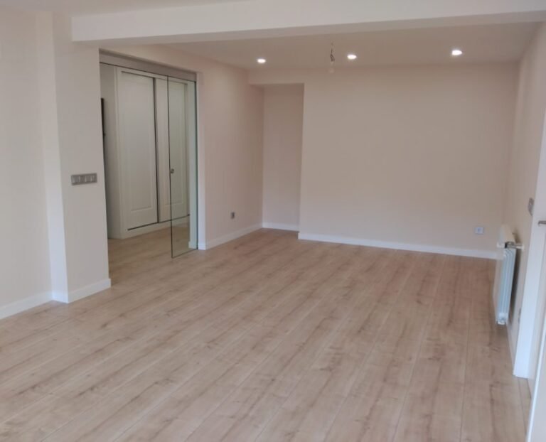 Salón reformado con un estilo moderno